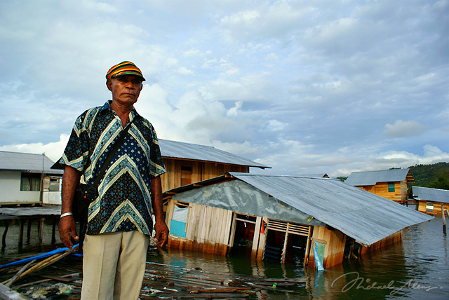 Hans Yansen Hanasbe berdiri di depan rumahnya. Hans tidak sempat lagi menyelamatkan isi rumahnya setelah hanyut terkena imbas Tsunami semalam. (Foto oleh Michael Aleng)