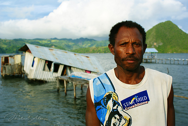 George Hamadi berdiri di depan Rumahnya dengan tetap bersyukur keluarganya bisa selamat dari Tsunami. (Foto oleh Michael Aleng)