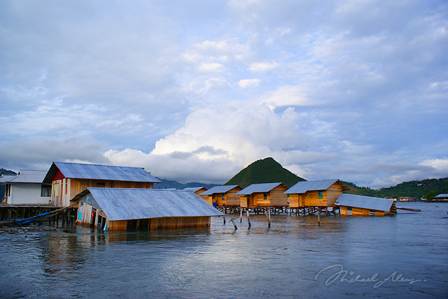 Beberapa Rumah di Kampung Injros yang hanyut. Kurang lebih 20 Rumah yang rusak dan hanyut akibat Arus Gelombang Tsunami semalam. (Foto oleh Michael Aleng)