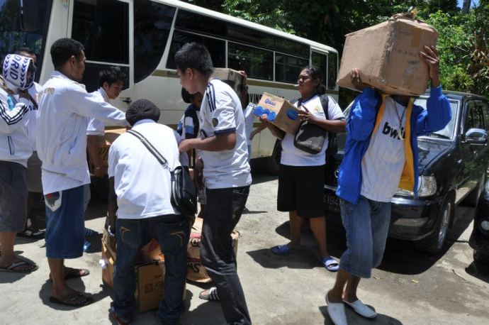 Member Madridista Jayapura dengan penuh semangat mengantar 1000 buku ke Kampung Tablasupa